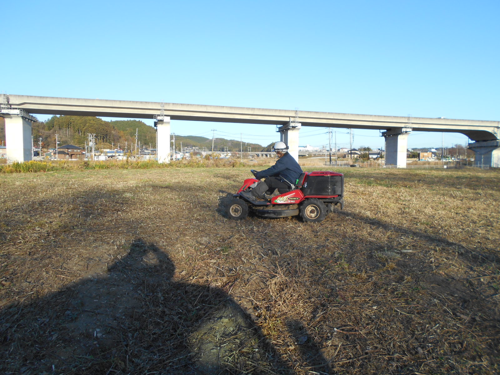 乗用草刈り機による休耕地除草作業