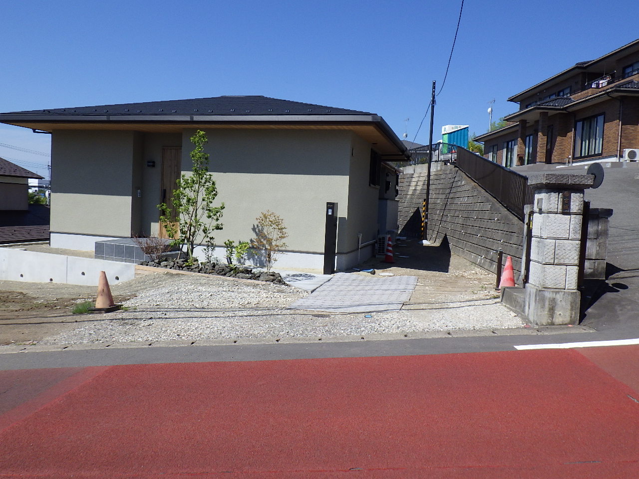 施工前 — 砂利敷きの駐車スペース